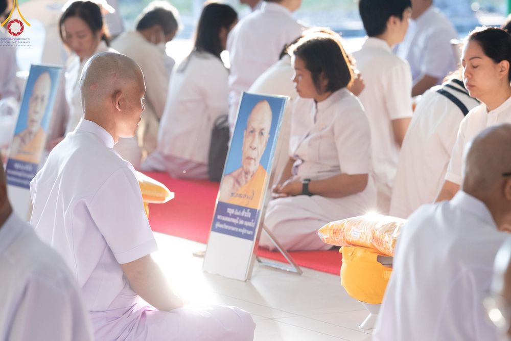 ภาพ No.199711:โครงการอุปสมบทหมู่บูชาธรรม 116 ปี คุณยายอาจารย์มหารัตนอุบาสิกาจันทร์ ขนนกยูง โครงการอุปสมบทหมู่ธรรมทายาท ระดับอุดมศึกษา รุ่นที่ 51 ภาคฤดูหนาว  ณ โบสถ์พระไตรปิฏก วัดพระธรรมกาย จ.ปทุมธานี  วันที่ 11 มกราคม พ.ศ. 2568 โดยมีพระครูปลัดรัตนวีรวัฒน์ เจ้าอาวาสวัด