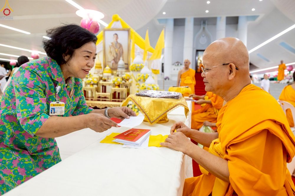 ภาพ No.230978:วันอังคารที่ 1 กรกฎาคม พ.ศ. 2568 ผู้ว่าราชการจังหวัดปทุมธานี เป็นประธานพิธีต้อนรับ สัญญาบัตร พัดยศ พระครูสัญญาบัตรสายต่างประเทศ วัดพระธรรมกาย ประจำปี พ.ศ. 2568 จำนวน 19 รูป
