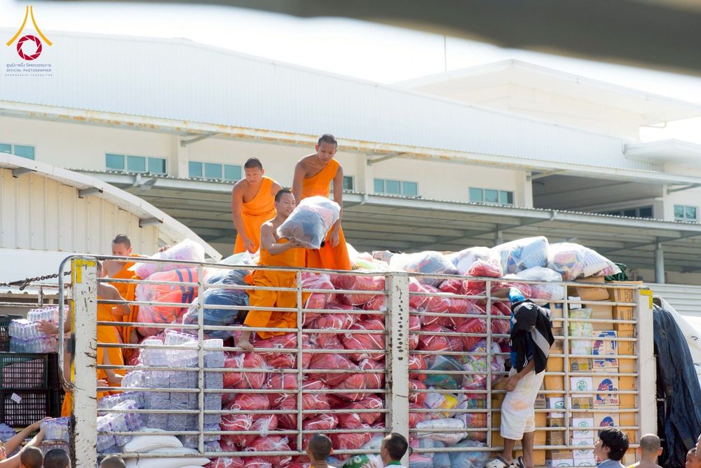 ภาพ No.273717:วันที่ 27 พฤศจิกายน พ.ศ. 2568 คณะศิษยานุศิษย์วัดพระธรรมกาย มูลนิธิธรรมกาย มอบอาหารและสิ่งของความช่วยเหลือให้พี่น้องชาวใต้ ผู้ประสบอุทกภัยน้ำท่วม