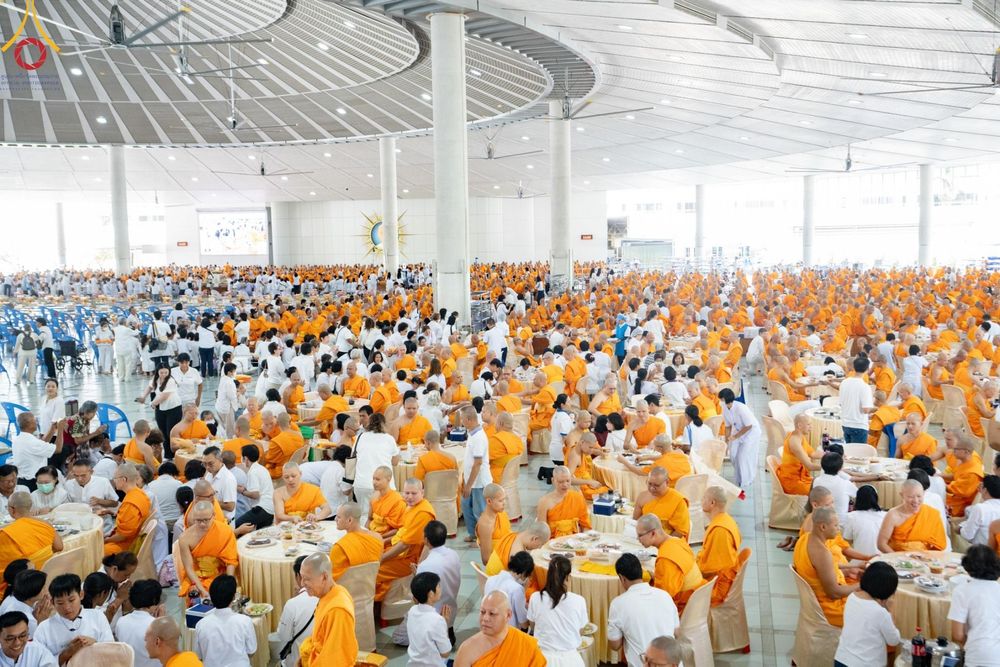 ภาพ No.162173:พิธีถวายภัตตาหารเมนูสวรรค์ เนื่องในวันออกพรรษา (ขึ้น 15 ค่ำ เดือน 11) วันพฤหัสบดีที่ 17 ตุลาคม พ.ศ. 2567 ณ หอฉันคุณยายอาจารย์ฯ วัดพระธรรมกาย