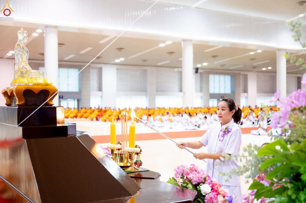 ภาพ No.233809:วันเสาร์ที่ 19 กรกฎาคม พ.ศ.2568 วันมหารำลึก ครั้งที่ 35 พิธีรำลึกถึงนักสร้างบารมี , พิธีสวดพระพุทธมนต์ , พิธีทอดผ้าบังสกุลและถวายไทยธรรม วัดพระธรรมกาย