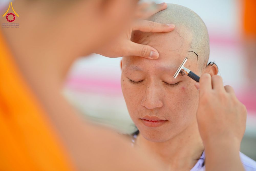 ภาพ No.274791:วันอาทิตย์ที่ 30 พฤศจิกายน พ.ศ. 2568 พิธีปลงผม โครงการอุปสมบทบูชาธรรมมหาปูชนียาจารย์ ปี 2568 ณ ลานธรรมพระมหาธรรมกายเจดีย์ ฝั่งทิศตะวันตก ระหว่างวิหารคดหมายเลข 8 และ 9 วัดพระธรรมกาย