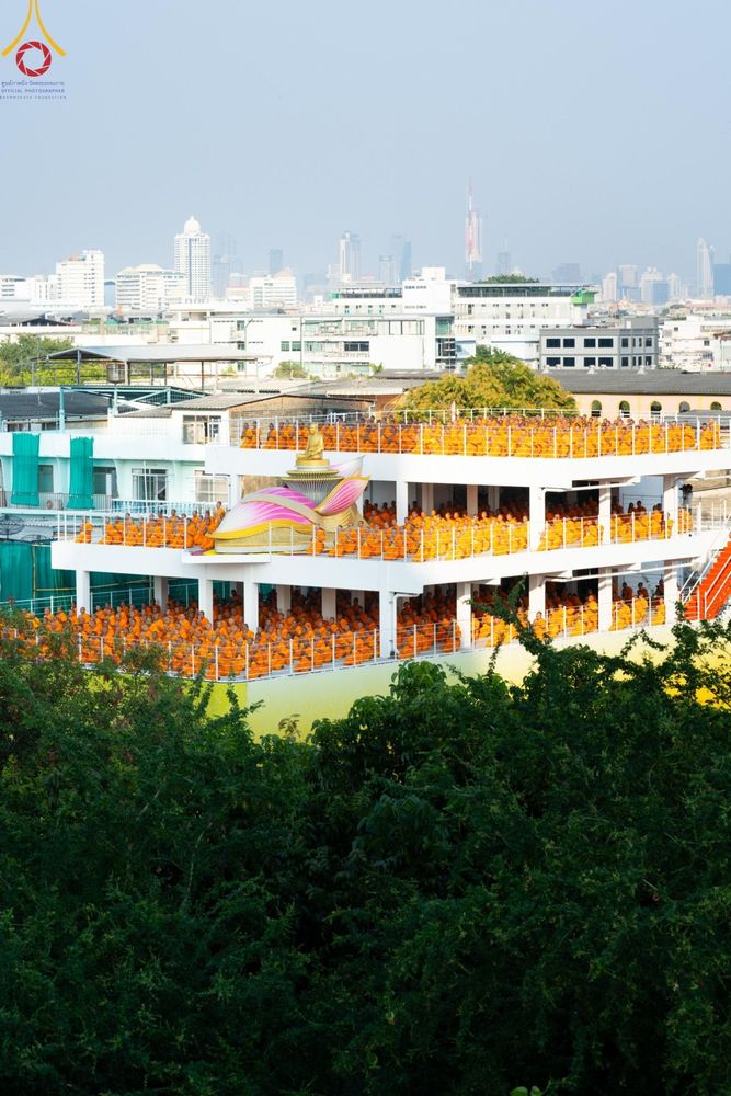 ภาพ No.201342:พระธรรมยาตราปฏิบัติธรรม และถ่ายภาพหมู่ประวัติศาสตร์ ณ อาคารธรรมยาตรา กตัญญูบูชามหาปูชนียาจารย์  ตรงข้ามวัดปากน้ำภาษีเจริญ จ.กรุงเทพมหานคร ในโครงการธรรมยาตรา กตัญญูบูชา มหาปูชนียาจารย์ พระมงคลเทพมุนี(สด จนฺทสโร) พระผู้ปราบมาร อนุสรณ์สถาน 7 แห่ง ปีที่ 13