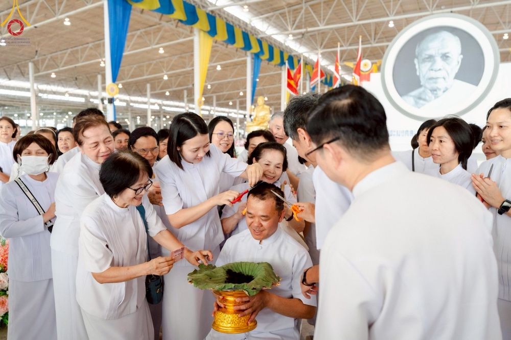 ภาพ No.223190:วันที่ 2 -10 พฤษภาคม พ.ศ. 2568 พิธีตัดปอยผม ปลงผม พิธีขอขมาลาอุปสมบทอุทิศชีวิต ของอุบาสก พิสิทธิ์ หมื่นแกล้ว  ณ วัดพระธรรมกาย
