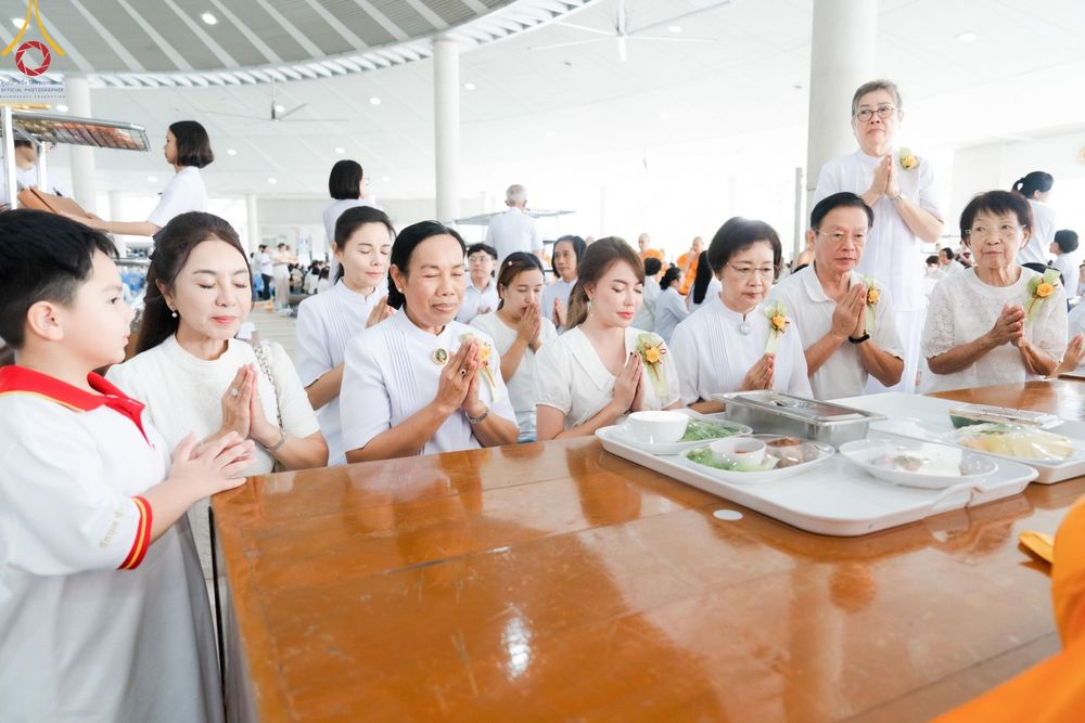 ภาพ No.152021:พิธีบุพเปตพลี ครั้งที่ 155 ร่วมอุทิศบุญแด่หมู่ญาติที่ล่วงลับไปแล้ว และสืบทอดอายุพระพุทธศาสนา วันจันทร์ที่ 2 กันยายน พ.ศ. 2567 (วันพระ แรม 14 ค่ำ เดือน 9) ณ หอฉันคุณยายอาจารย์ฯ วัดพระธรรมกาย