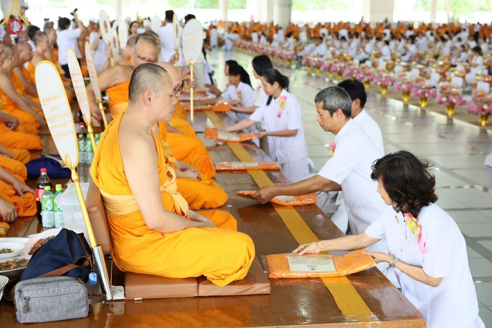 ภาพ No.153006:พิธีถวายภัตตาหารเมนูสวรรค์ ในพรรษาแห่งการเข้าถึงธรรม วันอังคารที่ 10 กันยายน พ.ศ. 2567 ครบรอบ 24 ปี วันละสังขาร คุณยายอาจารย์มหารัตนอุบาสิกาจันทร์ ขนนกยูง ณ หอฉันคุณยายอาจารย์ฯ วัดพระธรรมกาย