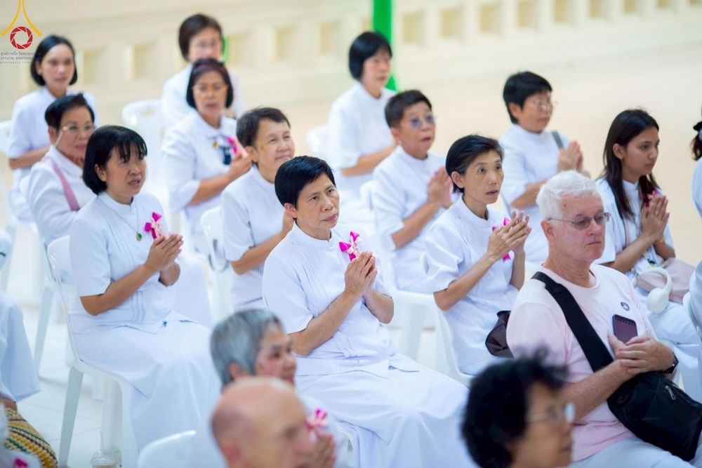 ภาพ No.214812:พิธีต้อนรับสัญญาบัตร พัดยศ พระราชวิเทศวชิรเวที (บัณฑิต วรปญฺโญ) เจ้าอาวาสวัดพระธรรมกายสกอตแลนด์ สหราชอาณาจักร ผู้ช่วยเจ้าอาวาสวัดพระธรรมกาย ณ อุโบสถพระไตรปิฏก วัดพระธรรมกาย