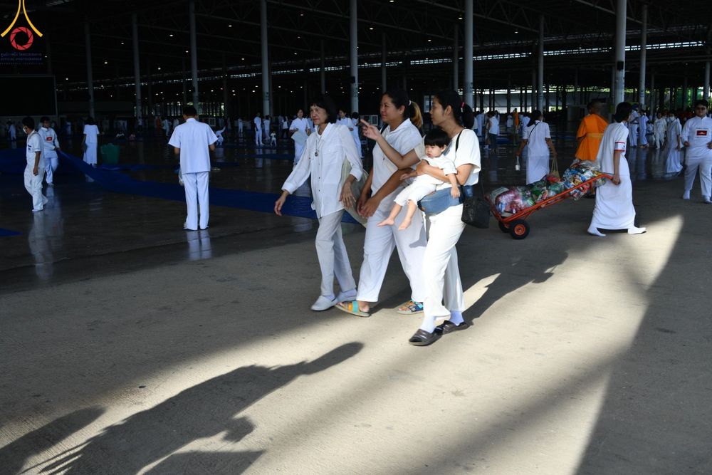 ภาพ No.143435:พิธีตักบาตร ข้าวสารอาหารแห้ง ณ บ้านแก้วเรือนทองคุณยายฯ และ พิธีบูชาข้าวพระ  ณ สภาธรรมกายสากล วัดพระธรรมกาย วันอาทิตย์ที่ 7 กรกฎาคม พ.ศ. 2567