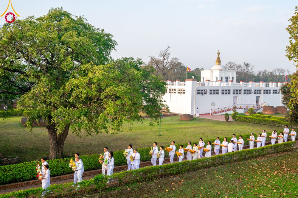 ภาพ No.314058:วันจันทร์ที่ 16 มีนาคม พ.ศ. 2569 พิธีเวียนเทียนประทักษิณ และพิธีบรรพชาสามเณร 500 รูป ณ วิหารมายาเทวี ประเทศเนปาล