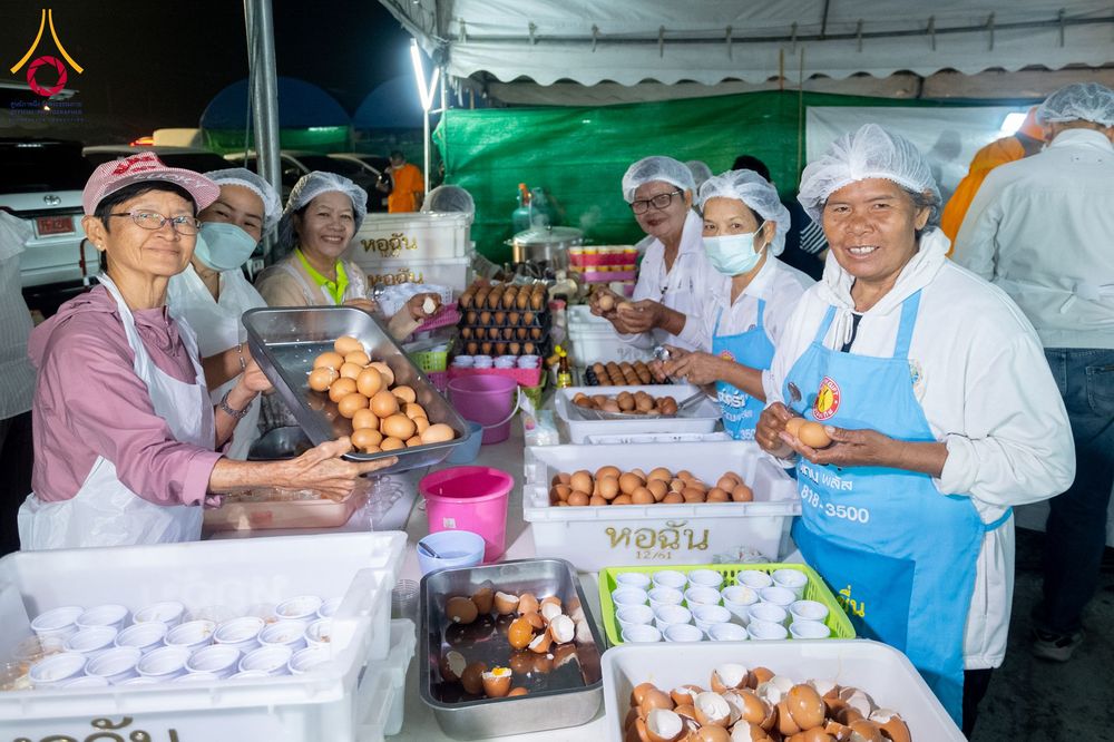 ภาพ No.291301:วันที่ 10 มกราคม พ.ศ. 2569 พิธีถวายภัตตาหารเป็นสังฆทาน แด่พระธรรมยาตรา ณ อนุสรณ์สถานคลองบางนางแท่น อ.สามพราน จ.นครปฐม ในโครงการธรรมยาตรา กตัญญูบูชา มหาปูชนียาจารย์ พระมงคลเทพมุนี(สด จนฺทสโร) พระผู้ปราบมาร อนุสรณ์สถาน 7 แห่ง ปีที่ 14