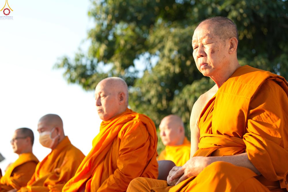 ภาพ No.282625:วันเสาร์ที่ 20 ธันวาคม พ.ศ.2568 พิธีตักบาตรพระ 10,000 รูป (ชุด 2) เนื่องในโอกาส 194 ปี จังหวัดกาญจนบุรี และอุทิศส่วนกุศลให้แด่บรรพชนทั้งหลาย บริเวณถนนสองแคว (Skywalk) เมืองกาญจนบุรี