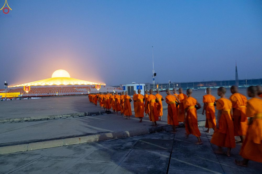 ภาพ No.279680:วันที่ 1 มกราคม พ.ศ.2569 พิธีตักบาตรในวันขึ้นปีใหม่ ณ ลานธรรม วัดพระธรรมกาย