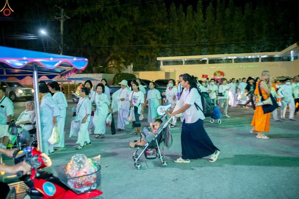 ภาพ No.290264:วันที่ 6 มกราคม พ.ศ. 2569 พิธีจุดประทีปถวายเป็นพุทธบูชา และบูชาธรรมมหาปูชนียาจารย์ (ภาพชุดที่ 2) ณ อนุสรณ์สถานมหาวิหารพระมงคลเทพมุนี (โลตัสแลนด์) อ.สองพี่น้อง จ.สุพรรณบุรี ในโครงการธรรมยาตรา กตัญญูบูชา มหาปูชนียาจารย์ พระมงคลเทพมุนี(สด จนฺทสโร) พระผู้ปรา