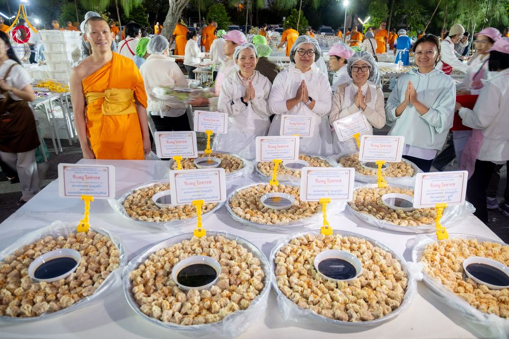 ภาพ No.292542:วันที่ 12 มกราคม พ.ศ. 2569 พิธีถวายภัตตาหารเป็นสังฆทาน แด่พระธรรมยาตรา ณ อนุสรณ์สถานมหาวิหารพระมงคลเทพมุนี (โลตัสแลนด์) อ.สองพี่น้อง จ.สุพรรณบุรี ในโครงการธรรมยาตรา กตัญญูบูชา มหาปูชนียาจารย์ พระมงคลเทพมุนี(สด จนฺทสโร) พระผู้ปราบมาร อนุสรณ์สถาน 7 แห่ง ปี