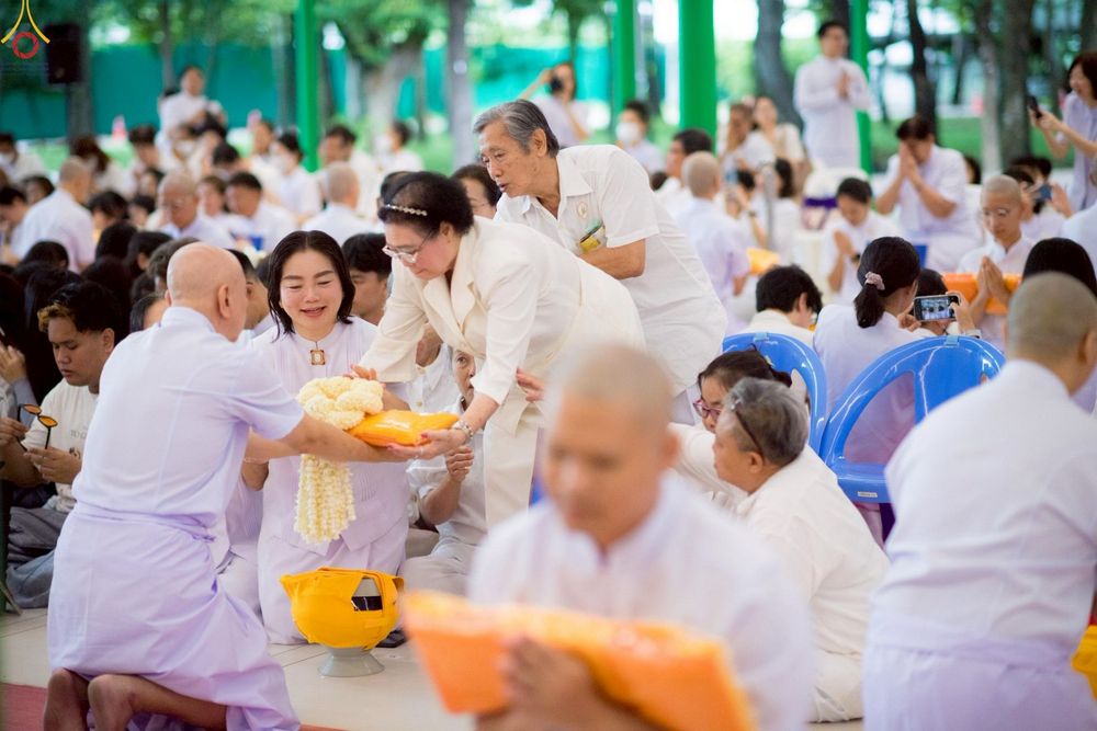 ภาพ No.228995:วันเสาร์ที่ 14 มิถุนายน พ.ศ. 2568 พิธีเวียนประทักษิณ , พิธีขอขมารับผ้าไตร ในโครงการบรรพชาอุปสมบทหมู่ ผู้บริหารรุ่นที่ 15 และ อุดมศึกษา รุ่นที่ 52 ณ โบสถ์พระไตรปิฎก วัดพระธรรมกาย