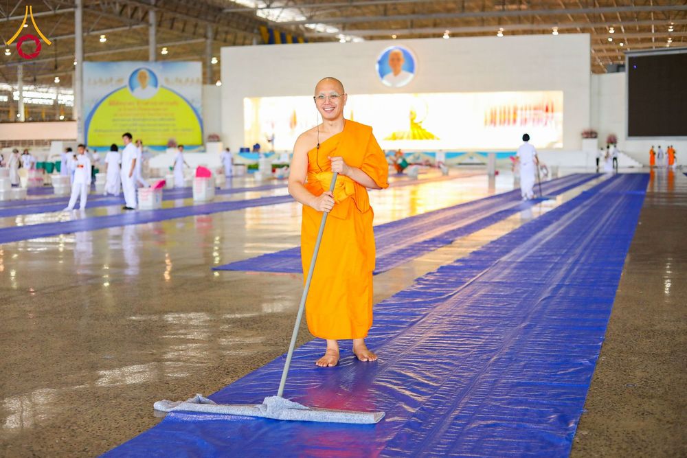 ภาพ No.256895:วันที่ 5 ตุลาคม พ.ศ. 2568 พิธีตักบาตร ข้าวสารอาหารแห้ง ณ บ้านแก้วเรือนทองคุณยายฯ สภาธรรมกายสากล วัดพระธรรมกาย