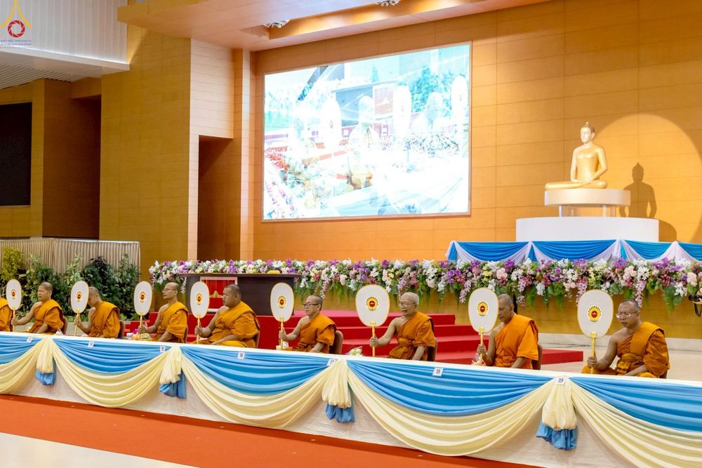 ภาพ No.233894:วันเสาร์ที่ 19 กรกฎาคม พ.ศ.2568 วันมหารำลึก ครั้งที่ 35 พิธีรำลึกถึงนักสร้างบารมี , พิธีสวดพระพุทธมนต์ , พิธีทอดผ้าบังสกุลและถวายไทยธรรม วัดพระธรรมกาย