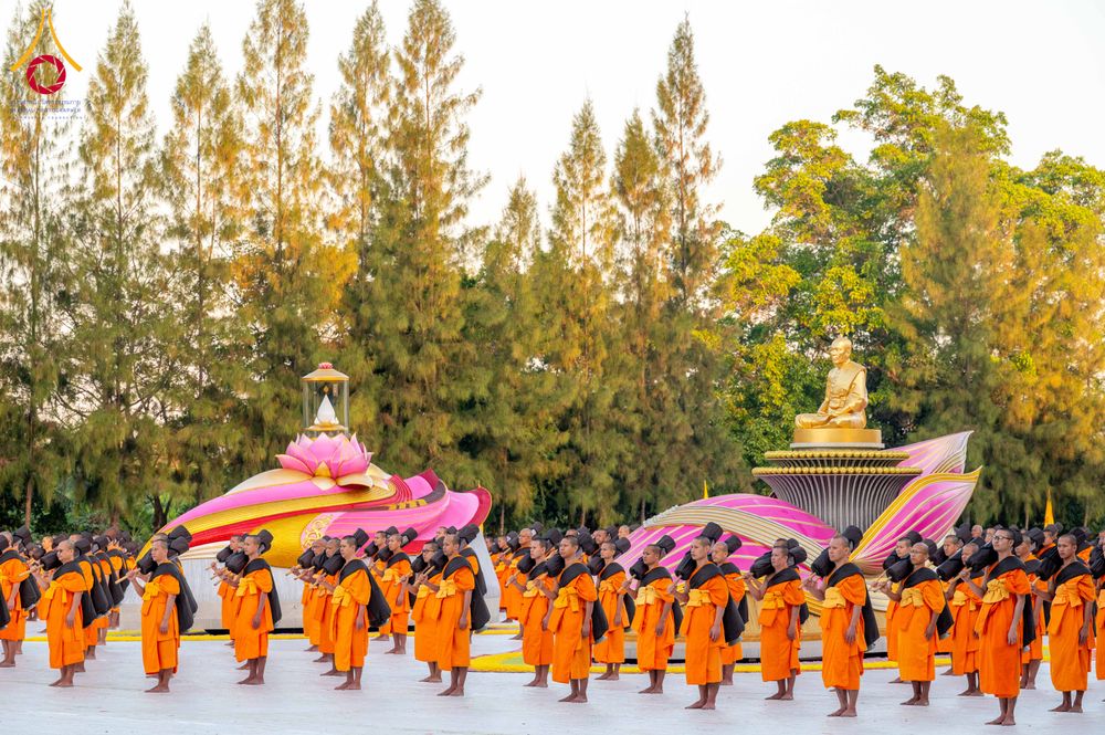 ภาพ No.290700:วันที่ 8 มกราคม พ.ศ. 2569 พระธรรมยาตราปฏิบัติธรรม และถ่ายภาพหมู่ประวัติศาสตร์ ในโครงการธรรมยาตรา กตัญญูบูชามหาปูชนียาจารย์ พระมงคลเทพมุนี(สด จนฺทสโร) พระผู้ปราบมาร อนุสรณ์สถาน 7 แห่ง ปีที่ 14 ณ อนุสรณ์สถานคลองบางนางแท่น อ.สามพราน จ.นครปฐม