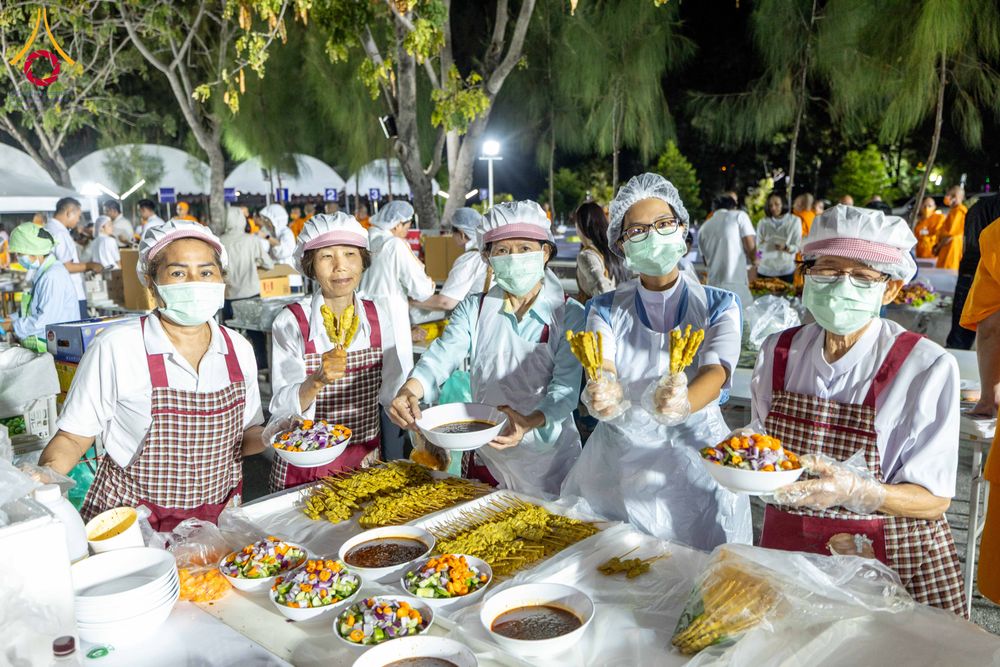 ภาพ No.288013:วันที่ 4 มกราคม พ.ศ. 2569 พิธีถวายภัตตาหารเป็นสังฆทาน แด่พระธรรมยาตรา ในโครงการธรรมยาตรา กตัญญูบูชา มหาปูชนียาจารย์ พระมงคลเทพมุนี(สด จนฺทสโร) พระผู้ปราบมาร อนุสรณ์สถาน 7 แห่ง ปีที่ 14 ณ อนุสรณ์สถานมหาวิหารพระมงคลเทพมุนี (โลตัสแลนด์) อ.สองพี่น้อง จ.สุพรร