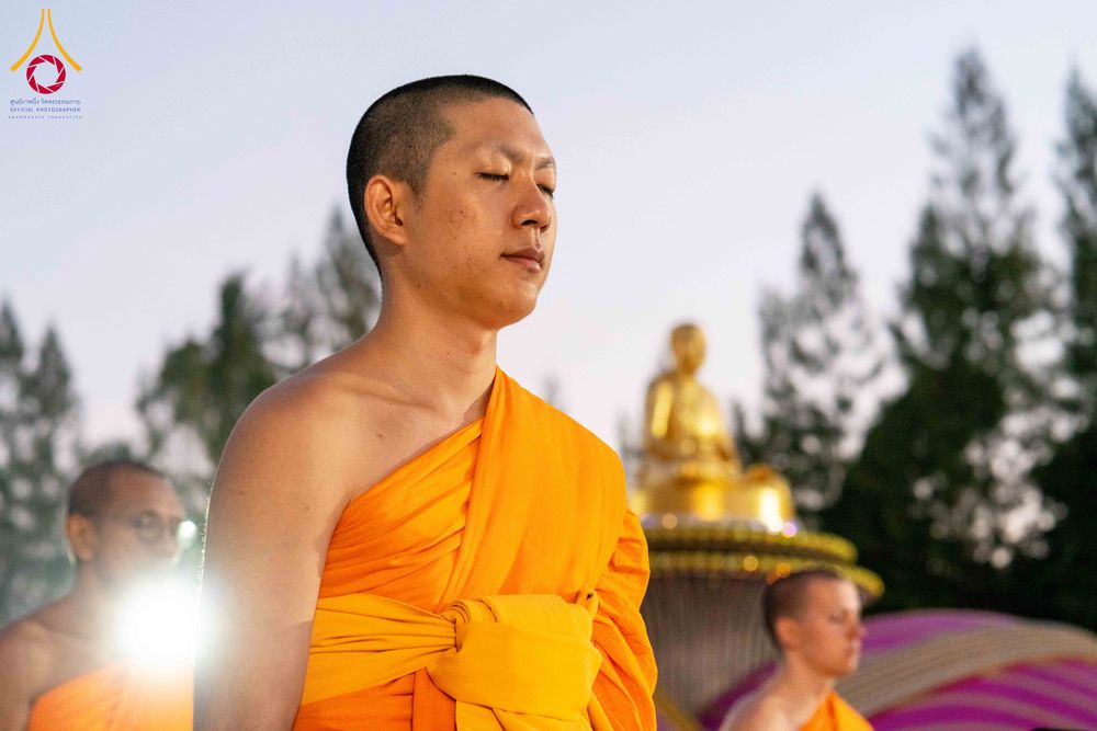 ภาพ No.290593:วันที่ 8 มกราคม พ.ศ. 2569 พระธรรมยาตราปฏิบัติธรรม และถ่ายภาพหมู่ประวัติศาสตร์ ในโครงการธรรมยาตรา กตัญญูบูชามหาปูชนียาจารย์ พระมงคลเทพมุนี(สด จนฺทสโร) พระผู้ปราบมาร อนุสรณ์สถาน 7 แห่ง ปีที่ 14 ณ อนุสรณ์สถานคลองบางนางแท่น อ.สามพราน จ.นครปฐม