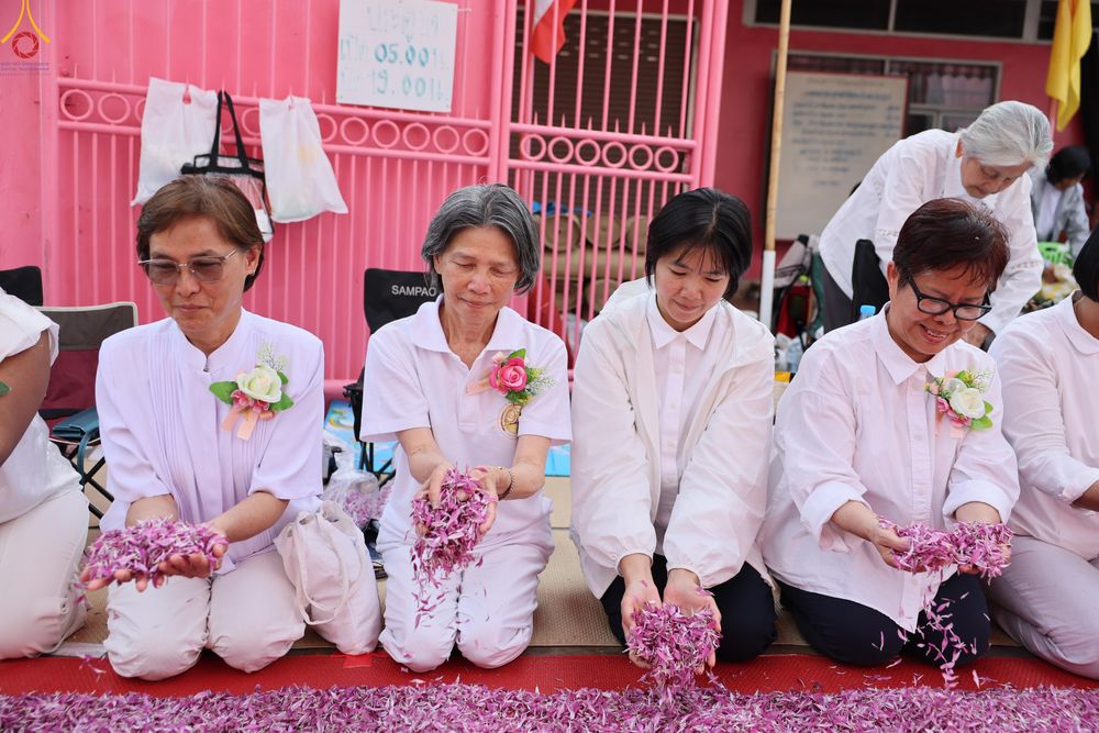 ภาพ No.294988:วันที่ 14 มกราคม พ.ศ. 2569 พิธีต้อนรับพระธรรมยาตรา อนุสรณ์สถานลำดับที่ 4  สถานที่เกิดด้วยกายธรรม ณ วัดโบสถ์บน ต.บางคูเวียง จ.นนทบุรี ในโครงการธรรมยาตรา กตัญญูบูชา มหาปูชนียาจารย์ พระมงคลเทพมุนี(สด จนฺทสโร) พระผู้ปราบมาร อนุสรณ์สถาน 7 แห่ง ปีที่ 14