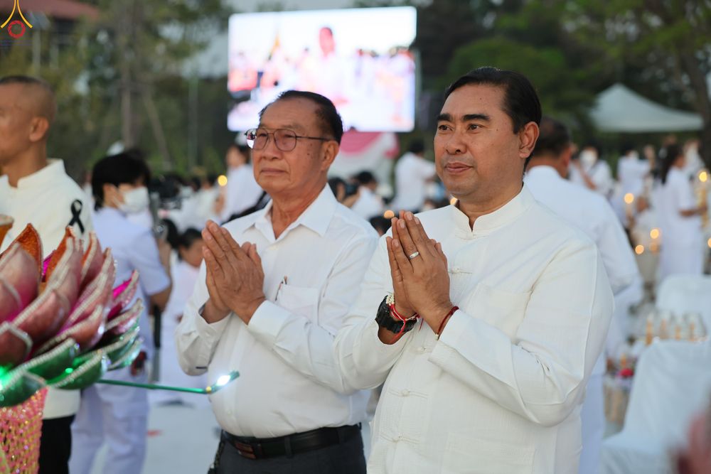 ภาพ No.294042:วันที่ 13 มกราคม พ.ศ. 2569 พิธีจุดประทีปถวายเป็นพุทธบูชา และบูชาธรรมมหาปูชนียาจารย์  (ภาพชุดที่ 2) ณ วัดสองพี่น้อง ต.ต้นตาล อ.สองพี่น้อง จ.สุพรรณบุรี ในโครงการธรรมยาตรา กตัญญูบูชา มหาปูชนียาจารย์ พระมงคลเทพมุนี(สด จนฺทสโร) พระผู้ปราบมาร อนุสรณ์สถาน 7 แห่