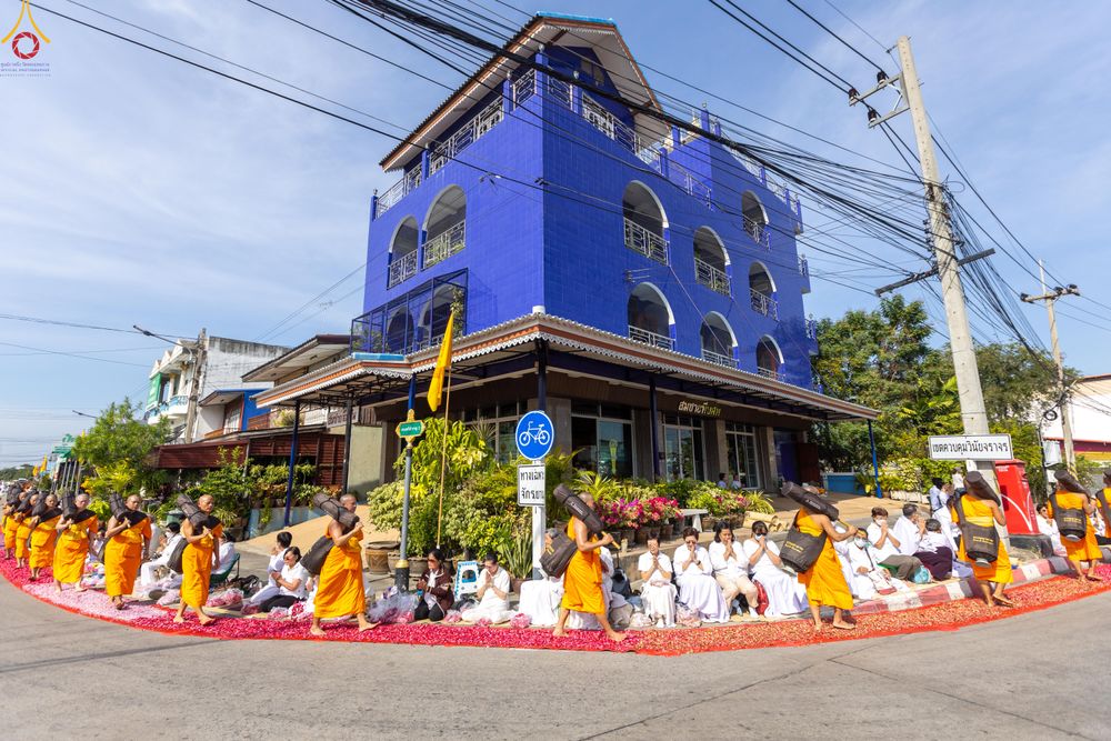 ภาพ No.287726:วันที่ 3 มกราคม พ.ศ. 2569 พิธีต้อนรับพระธรรมยาตรา ครั้งที่ 2 (ภาพชุดที่ 2) ในโครงการธรรมยาตรา กตัญญูบูชา มหาปูชนียาจารย์ พระมงคลเทพมุนี(สด จนฺทสโร) พระผู้ปราบมาร อนุสรณ์สถาน 7 แห่ง ปีที่ 14 ณ อนุสรณ์สถานมหาวิหารพระมงคลเทพมุนี (โลตัสแลนด์) อ.สองพี่น้อง จ.