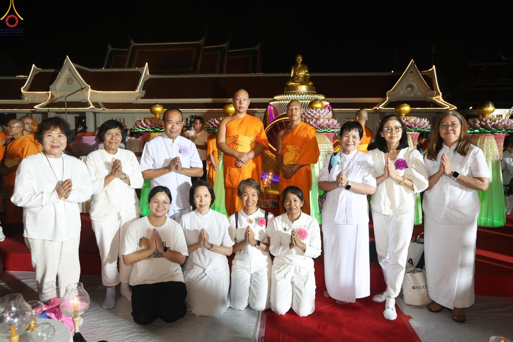 ภาพ No.297210:วันที่ 17 มกราคม พ.ศ. 2569 พิธีจุดประทีปถวายเป็นพุทธบูชา และบูชาธรรมมหาปูชนียาจารย์ (ภาพชุดที่ 2) ณ วัดโบสถ์บน ต.บางคูเวียง จ.นนทบุรี อนุสรณ์สถานลำดับที่ 4 สถานที่เกิดด้วยกายธรรม ในโครงการธรรมยาตรา กตัญญูบูชา มหาปูชนียาจารย์ พระมงคลเทพมุนี(สด จนฺทสโร) พร