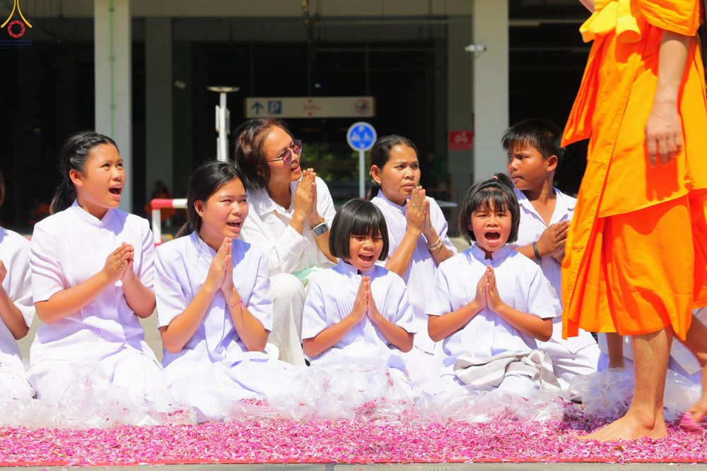 ภาพ No.304639:วันที่ 25 มกราคม พ.ศ. 2569 พิธีต้อนรับพระธรรมยาตรา (ภาพชุดที่ 2) รร.สามัคคีราษฏร์บำรุง-วัดพระธรรมกาย ในโครงการธรรมยาตรา กตัญญูบูชา มหาปูชนียาจารย์ พระมงคลเทพมุนี(สด จนฺทสโร) พระผู้ปราบมาร อนุสรณ์สถาน 7 แห่ง ปีที่ 14