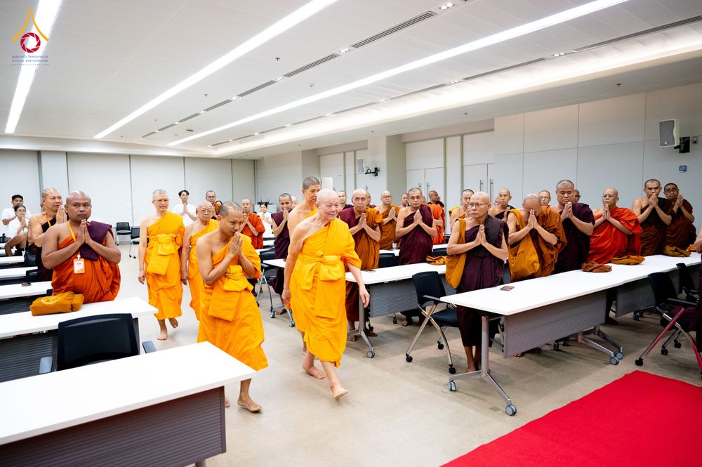 ภาพ No.325561:วันที่ 24 เมษายน พ.ศ.2569 หลวงพ่อทัตตชีโว รองเจ้าอาวาสวัดพระธรรมกาย ถวายการต้อนรับและปฏิสันถารคณะสงฆ์เมียนมาร์