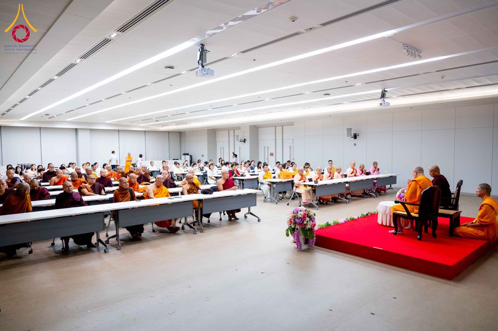 ภาพ No.313087:วันที่ 4 มีนาคม พ.ศ. 2559 หลวงพ่อทัตตชีโว รองเจ้าอาวาสวัดพระธรรมกาย ได้เมตตาถวายการต้อนรับปฏิสันถารพระอาคันตุกะจาก 19 ประเทศ ที่เดินทางมาร่วมงานวันมาฆบูชา ณ วัดพระธรรมกาย