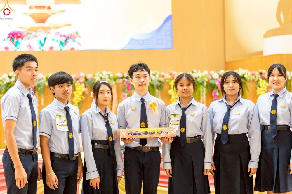 ภาพ No.246110:วันเสาร์ที่ 13 กันยายน พ.ศ. 2568 พิธีมอบผ้าไตรประธานกฐินสัมฤทธิ์เด็กดี V-Star ณ สภาธรรมกายสากล วัดพระธรรมกาย