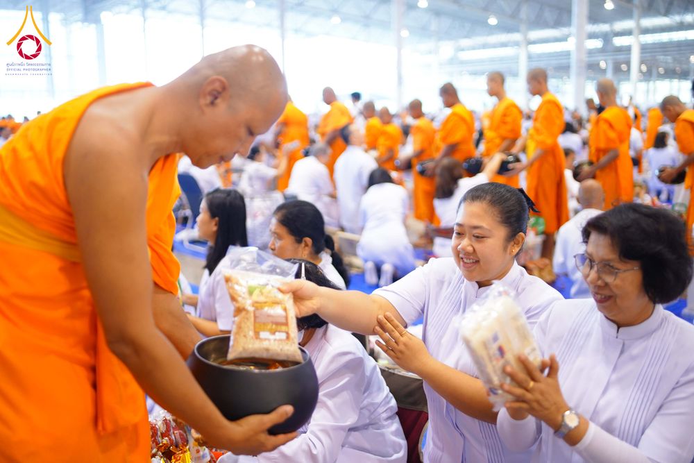 ภาพ No.308478:วันที่ 1 กุมภาพันธ์ พ.ศ. 2569 พิธีตักบาตรข้าวสารอาหารแห้ง ณ บ้านแก้วเรือนทองคุณยาย สภาธรรมกายสากล วัดพระธรรมกาย