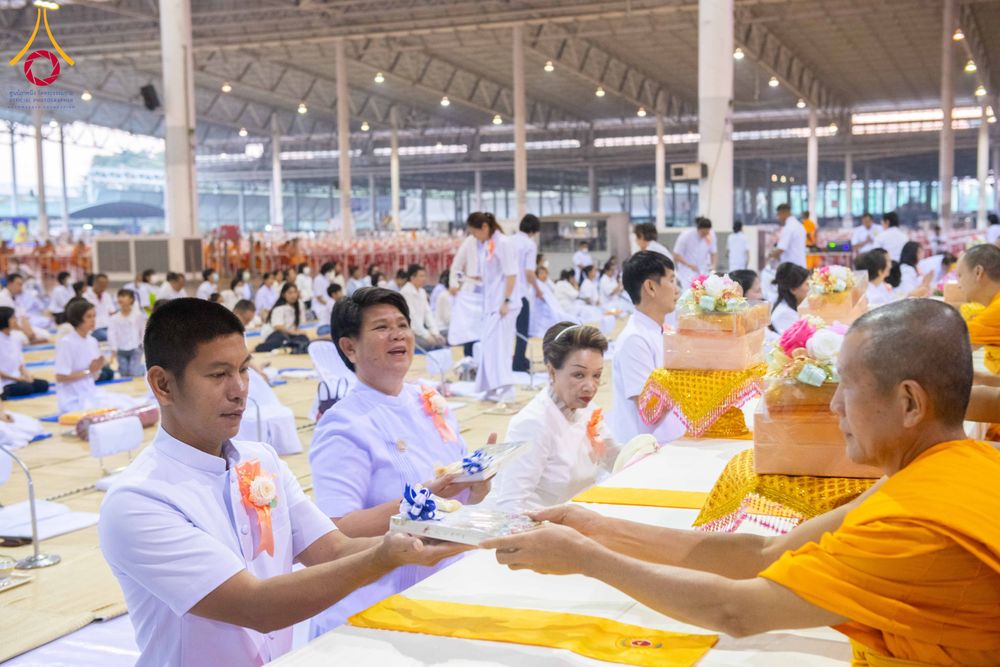 ภาพ No.303872:วันที่ 28 มกราคม พ.ศ. 2569 พิธีถวายภัตตาหารเป็นสังฆทาน แด่พระธรรมยาตรา ณ วัดพระธรรมกาย  จังหวัดปทุมธานี ในโครงการธรรมยาตรา กตัญญูบูชา มหาปูชนียาจารย์ พระมงคลเทพมุนี(สด จนฺทสโร) พระผู้ปราบมาร อนุสรณ์สถาน 7 แห่ง ปีที่ 14