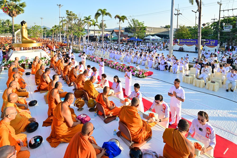 ภาพ No.284218:วันเสาร์ที่ 20 ธันวาคม พ.ศ.2568  พิธีตักบาตรพระ 10,000 รูป เนื่องในโอกาส 194 ปี จังหวัดกาญจนบุรี และอุทิศส่วนกุศลให้แด่บรรพชนทั้งหลาย บริเวณถนนสองแคว (Skywalk) เมืองกาญจนบุรี