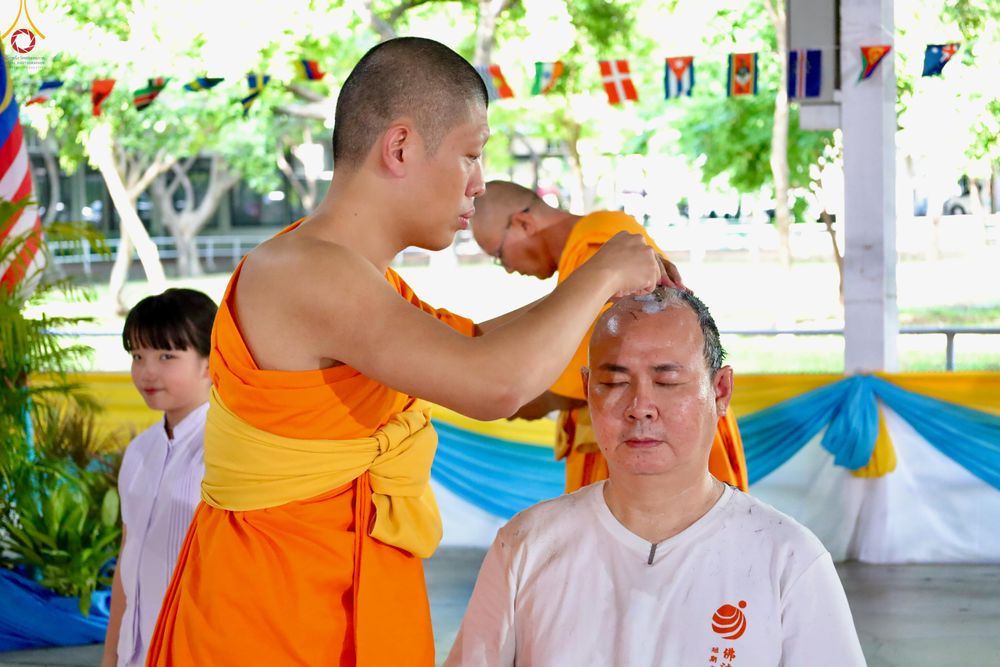ภาพ No.338339:วันอาทิตย์ที่ 5 กรกฎาคม พศ.2569 พิธีตัดปอยผมธรรมทายาทนานาชาติ IDOP รุ่นที่ 21 จากประเทศจีน มาเลเซีย สิงคโปร์ และไต้หวัน ณ โถงช้าง วัดพระธรรมกาย
