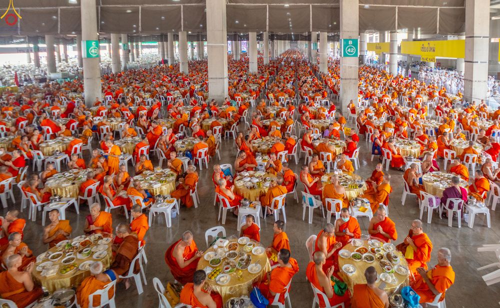 ภาพ No.323773:วันที่ 22 เมษายน พ.ศ.2569(วันคุ้มครองโลก) งานถวายมหาสังฆทาน 40,000 กว่าวัดทั่วประเทศ คณะสงฆ์ฉันภัตตาหารเพล