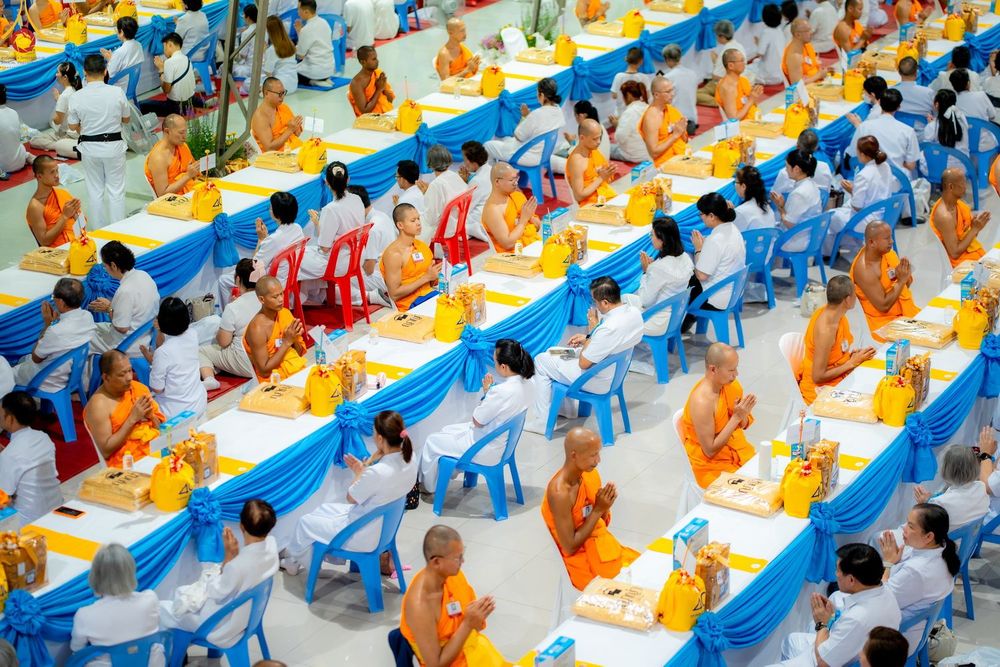 คณะสงฆ์และพุทธศาสนิกชนจำนวนมากนั่งประจำที่ในงานบุญครบรอบ 40 ปี ธุดงคสถานล้านนา