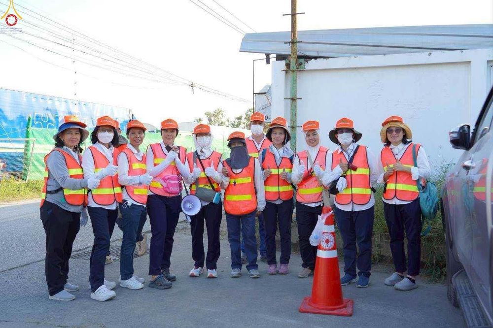 ภาพ No.300596:ภาพเบื้องหลังอาสาสมัครรวมใจ ชุดที่ 3 ในโครงการธรรมยาตรา กตัญญูบูชา มหาปูชนียาจารย์ พระมงคลเทพมุนี(สด จนฺทสโร) พระผู้ปราบมาร อนุสรณ์สถาน 7 แห่ง ปีที่ 14