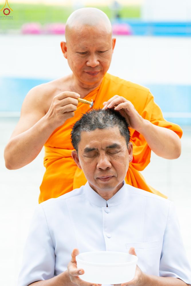 ภาพ No.330220:วันที่ 30 พฤษภาคม พ.ศ.2569 พิธีตัดปอยผมและปลงผม อุบาสกอุปสมบทอุทิศชีวิต 11 ท่าน ณ โบสถ์พระไตรปิฎก วัดพระธรรมกาย จังหวัดปทุมธานี