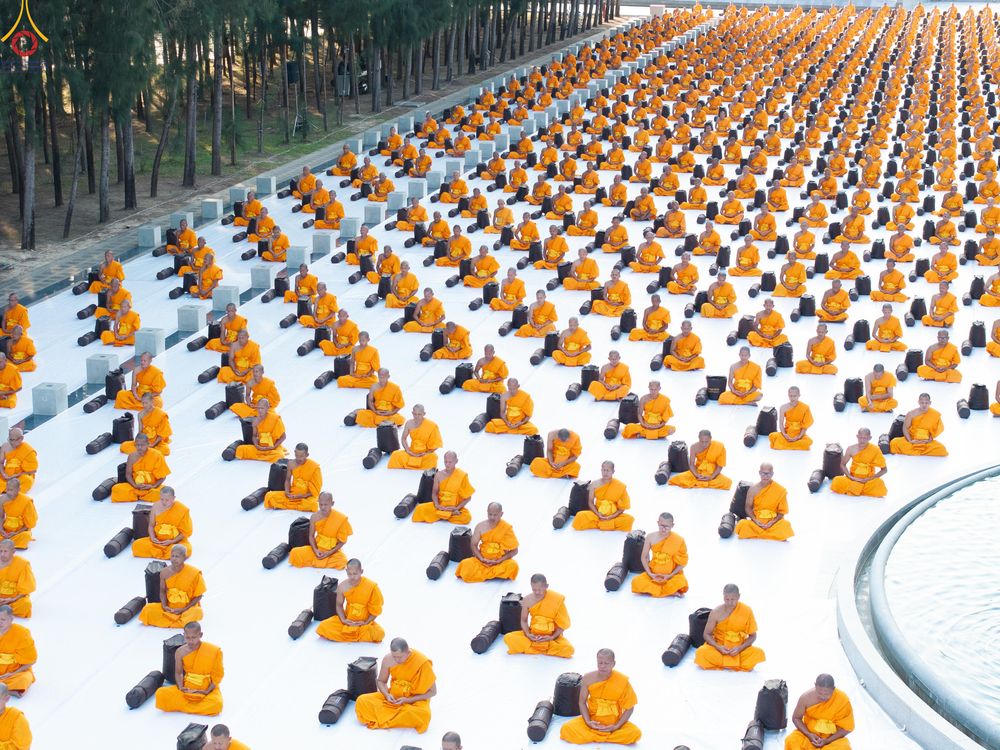ภาพ No.281584:วันที่ 24 ธันวาคม พ.ศ.2568 พระธรรมยาตรา ปฏิบัติธรรม และถ่ายภาพหมู่ประวัติศาสตร์ ณ ลานหน้ามหาวิหารพระมงคลเทพมุนีฯ วัดพระธรรมกาย