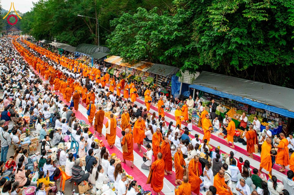 ภาพ No.285956:วันเสาร์ที่ 13 ธันวาคม พ.ศ.2568 พิธีตักบาตรพระภิกษุสามเณร 1,000 รูป ณ บริเวณหน้าอุทยานแห่งชาติเขาใหญ่ อำเภอปากช่อง จ.นครราชสีมา