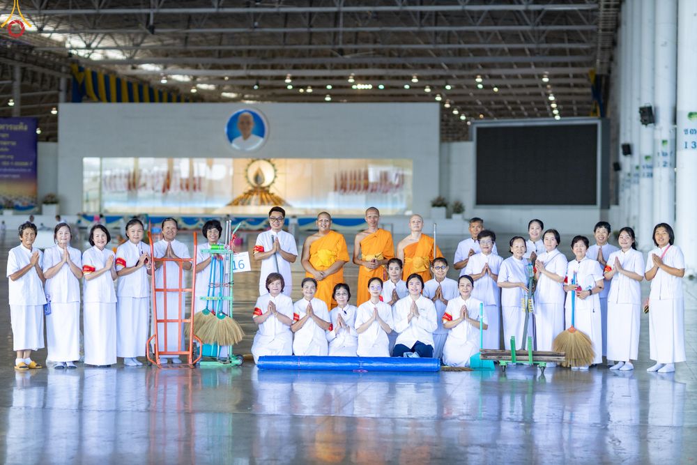 ภาพ No.327980:วันที่ 3 พฤษภาคม พ.ศ.2569 พิธีตักบาตร ข้าวสารอาหารแห้ง ณ บ้านแก้วเรือนทองคุณยายอาจารย์ฯ วัดพระธรรมกาย