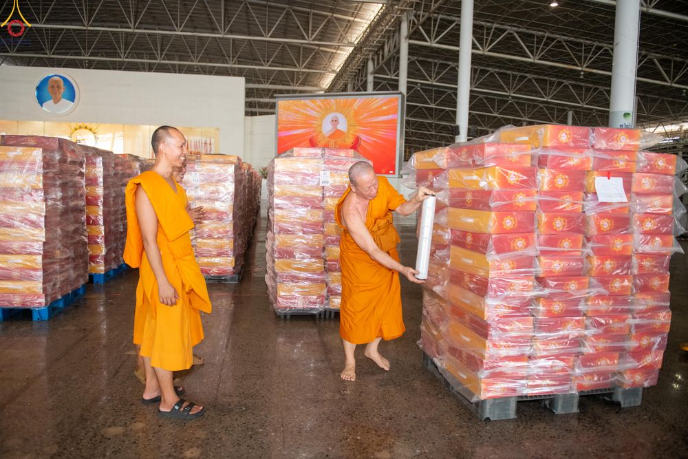 ภาพ No.322180:วันที่ 14 เมษายน พ.ศ.2569 การเตรียมกล่องไทยธรรม วันสุดท้าย เพื่องานถวายมหาสังฆทาน 40,000 กว่าวัดทั่วประเทศ วันคุ้มครองโลก 22 เมษายน พ.ศ.2569 วัดพระธรรมกาย