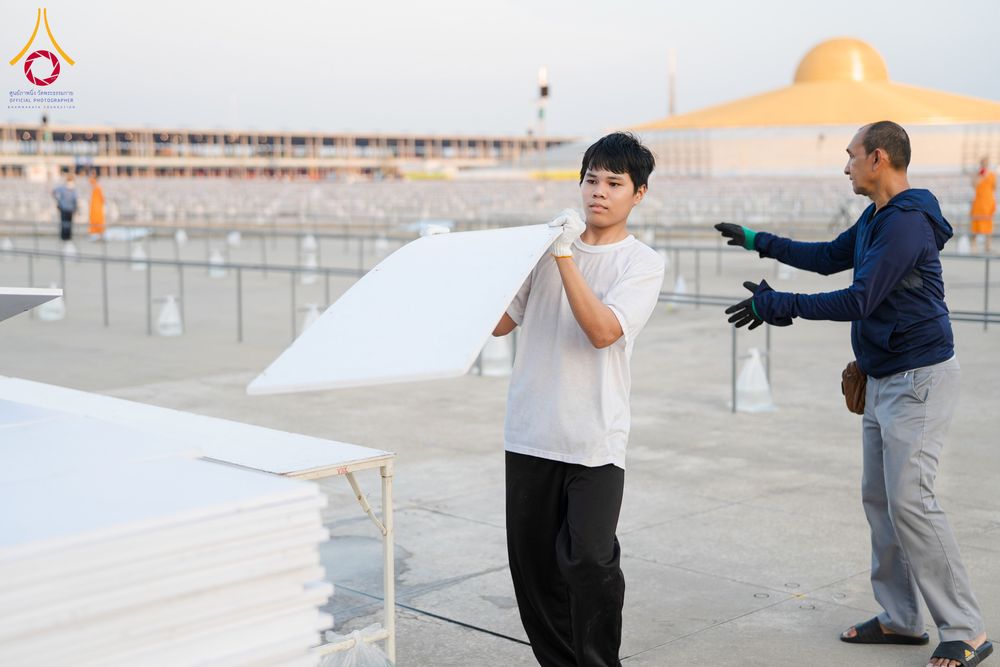 ภาพ No.326381:วันที่ 26 -27 เมษาบน พ.ศ.2569 การเก็บงานแผ่นหน้าโต๊ะที่ลานธรรม งานถวายมหาสังฆทาน 40,000 กว่าวัดทั่วประเทศ ณ ลานธรรม วัดพระธรรมกาย