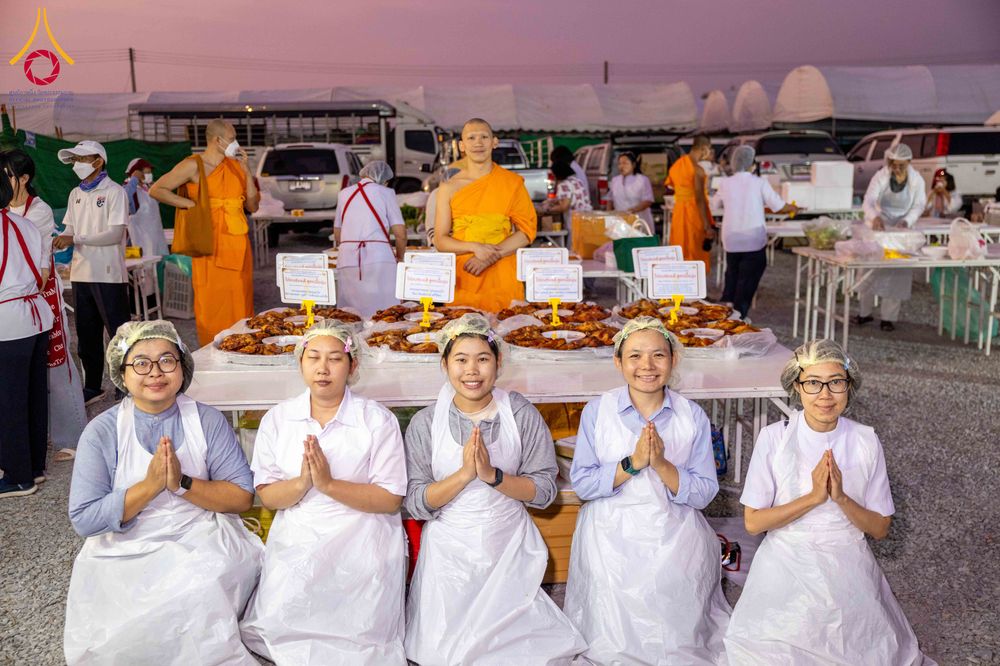 ภาพ No.300165:วันที่ 22 มกราคม พ.ศ. 2569 พิธีถวายภัตตาหารเป็นสังฆทาน แด่พระธรรมยาตรา ณ อนุสรณ์สถานบางปลา วัดบางปลา อำเภอบางเลน จังหวัดนครปฐม ในโครงการธรรมยาตรา กตัญญูบูชา มหาปูชนียาจารย์ พระมงคลเทพมุนี(สด จนฺทสโร) พระผู้ปราบมาร อนุสรณ์สถาน 7 แห่ง ปีที่ 14