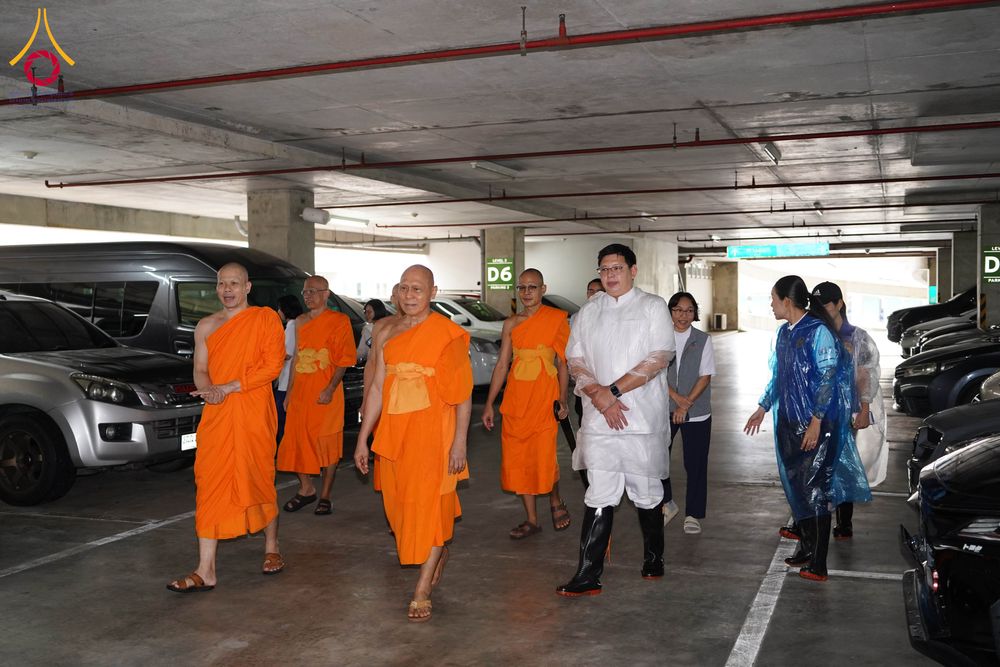 พระภิกษุสงฆ์และเจ้าหน้าที่เดินตรวจเยี่ยมพื้นที่ภายในอาคารจอดรถ