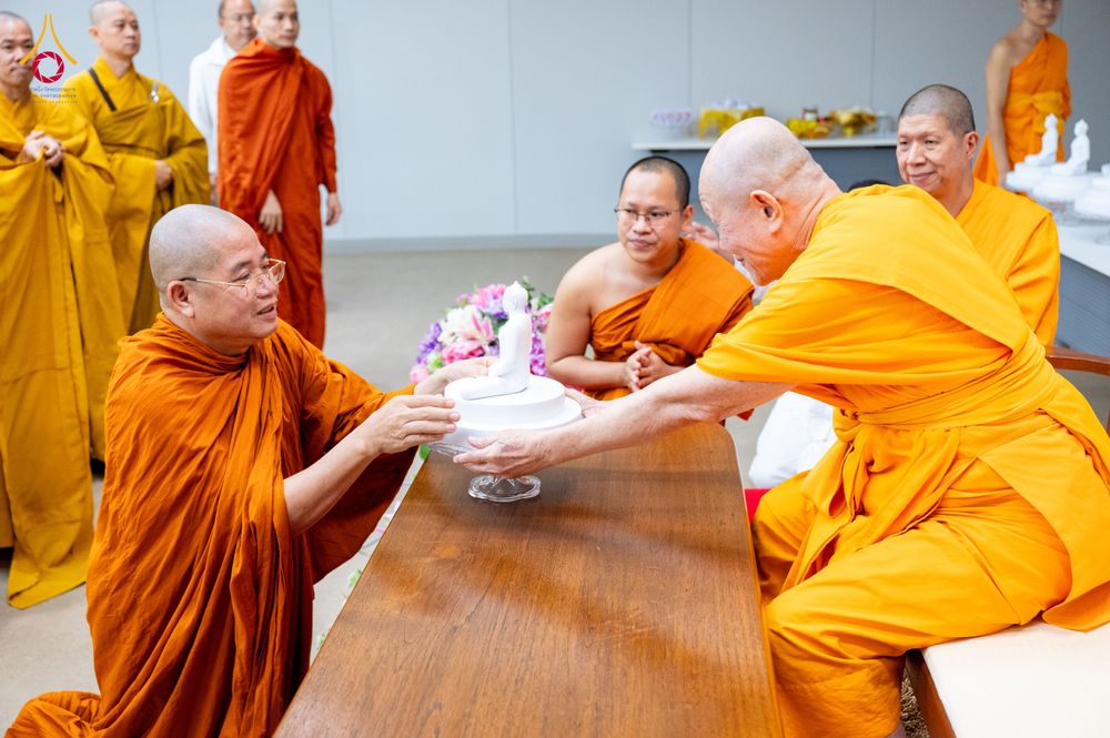 ภาพ No.324828:วันอังคารที่ 21 เมษายน พ.ศ.2569  หลวงพ่อทัตตชีโว รองเจ้าอาวาสวัดพระธรรมกาย ถวายการต้อนรับและปฏิสันถารคณะสงฆ์จากประเทศเวียดนาม