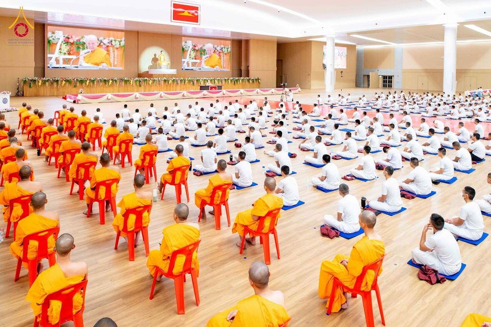 ผู้เข้าร่วมโครงการบรรพชาพัฒนาคุณธรรม จริยธรรม นั่งเรียงแถวในห้องโถงกว้างเพื่อร่วมกิจกรรมทางศาสนา