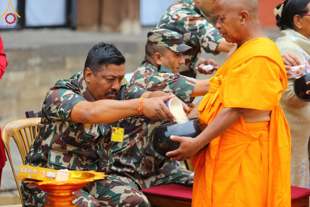 ภาพ No.317198:วันจันทร์ที่ 30 มีนาคม พ.ศ.2569 จาริกบิณฑบาตสยมภูนาทสู่พระราชวังหนุมานโดกา ประเทศเนปาล